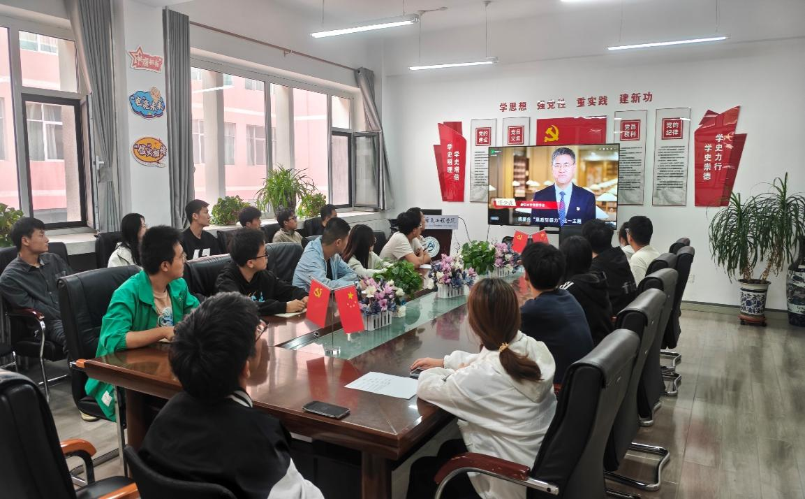 台湾av
组织学生党员观看2025年高校党组织示范微党课第2讲
